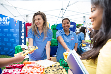 SMC President’s Ambassadors at the Alumni Store on VIP Welcome Day.